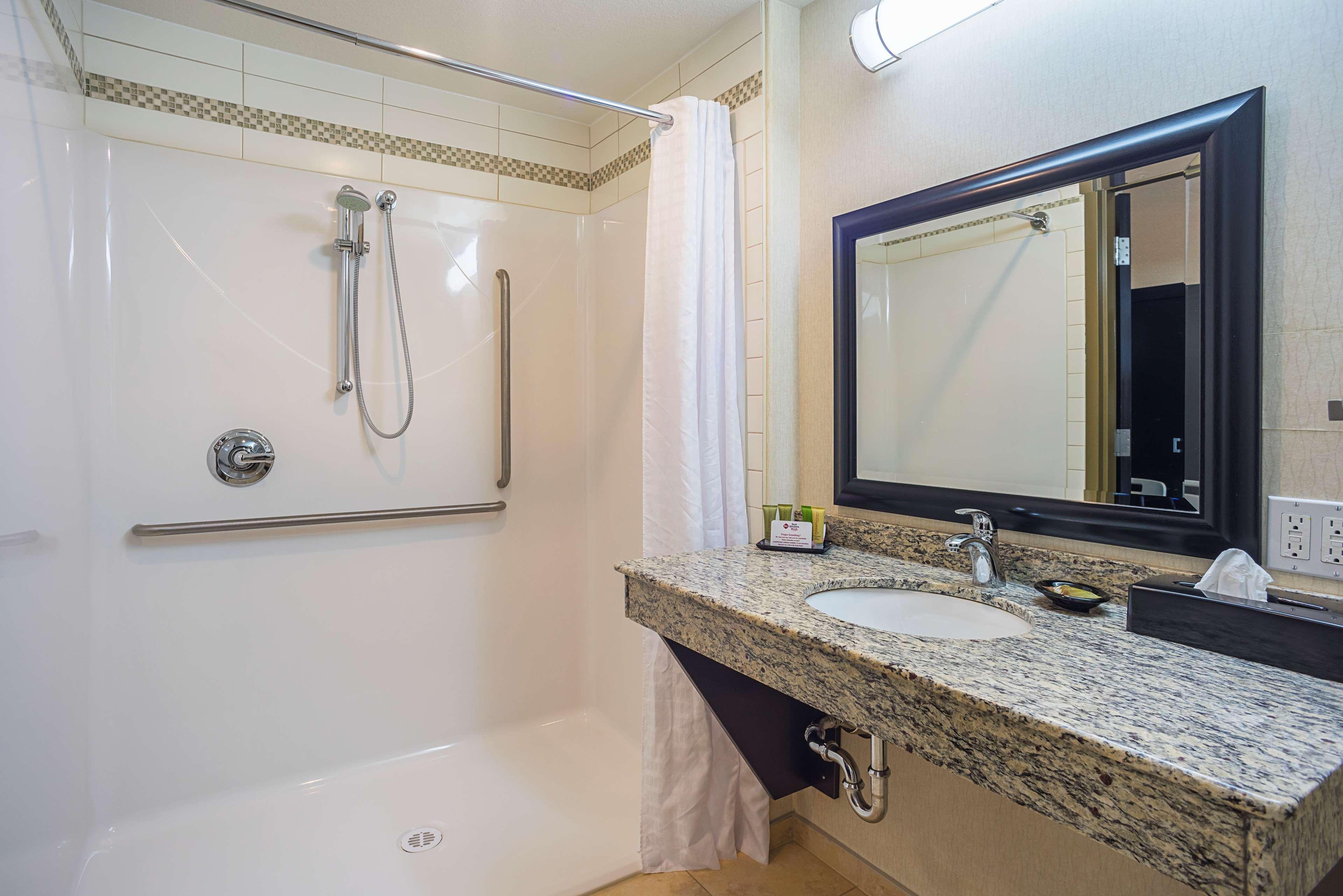 Best Western Wainwright Inn & Suites Extérieur photo