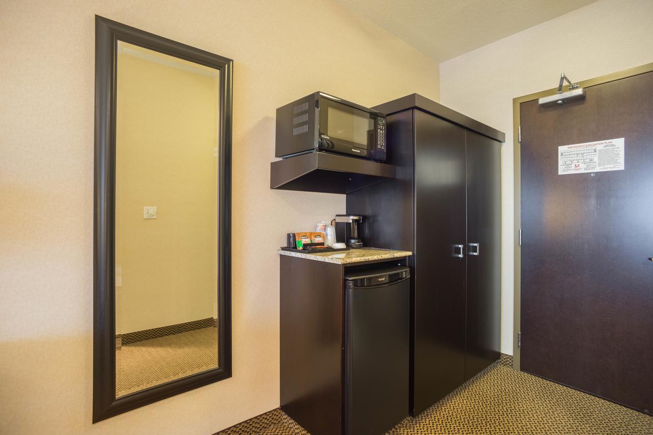 Best Western Wainwright Inn & Suites Extérieur photo
